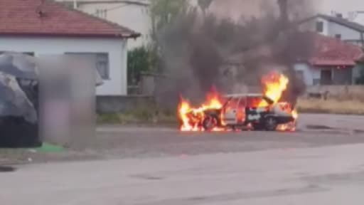 Yanan otomobil hurdada döndü