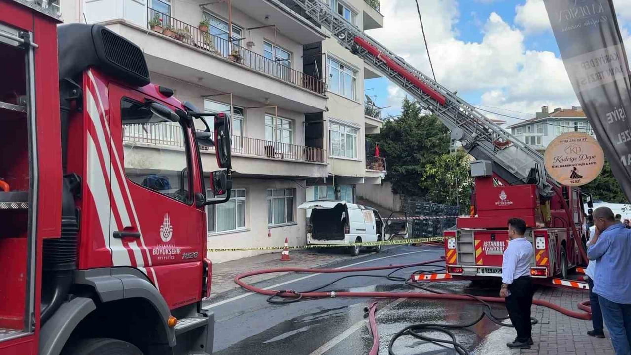 YANGINDA İKİ BİNANIN ÇATISINDA HASAR OLUŞURKEN BİR ARAÇ İSE KULLANILAMAZ HALE GELDİ.