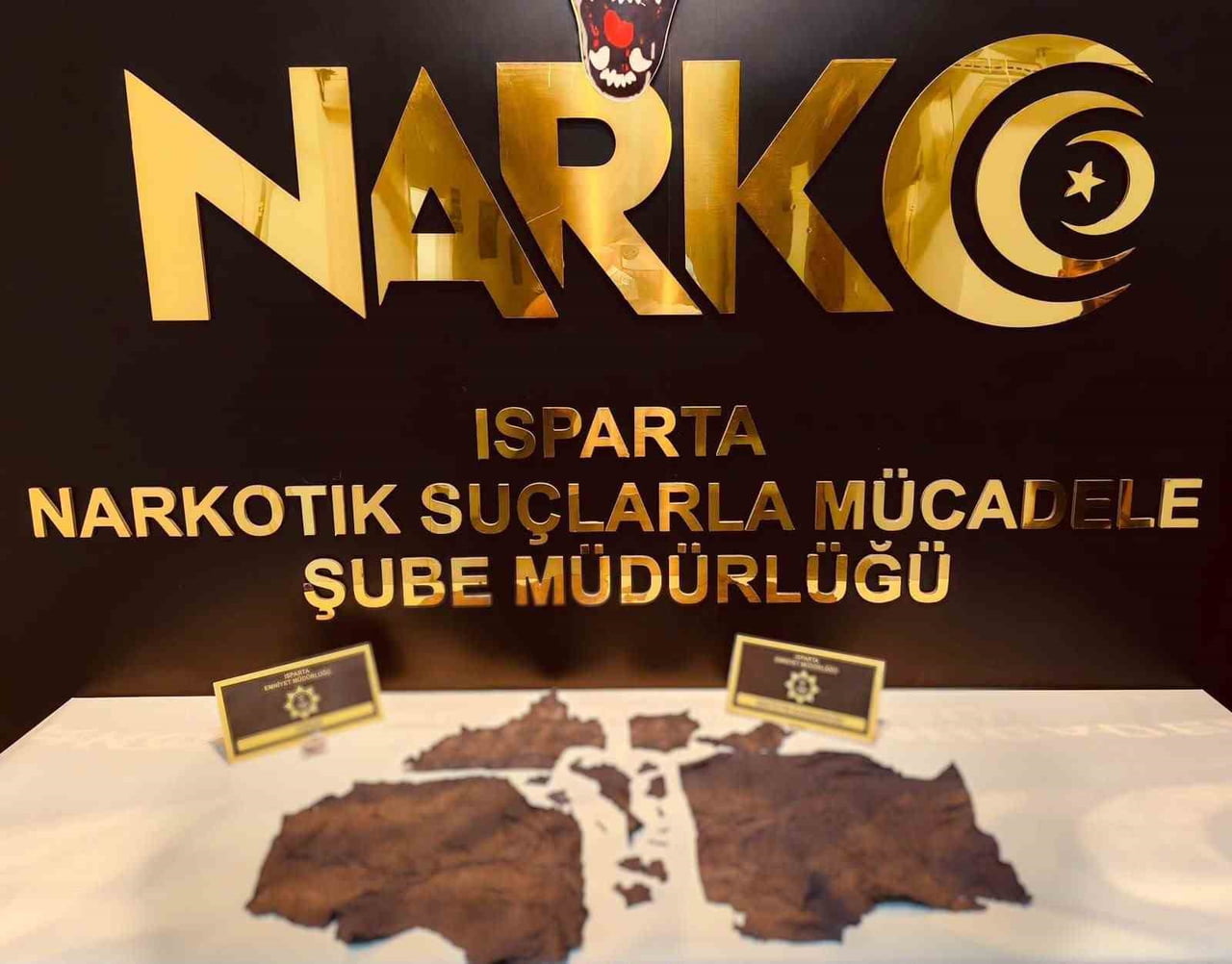 YAPILAN OPERASYONDA 14 BİN 436 ADET KAĞIDA EMDİRİLMİŞ SENTETİK KANNABİNOİD İLE 0,55 GRAM ESRAR ELE...
