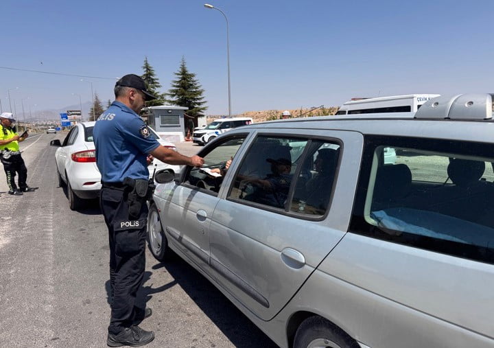 YAPILAN UYGULAMALARDA 3 BİN 103 ŞAHSIN GBT SORGULAMASI GERÇEKLEŞTİRİLDİ.