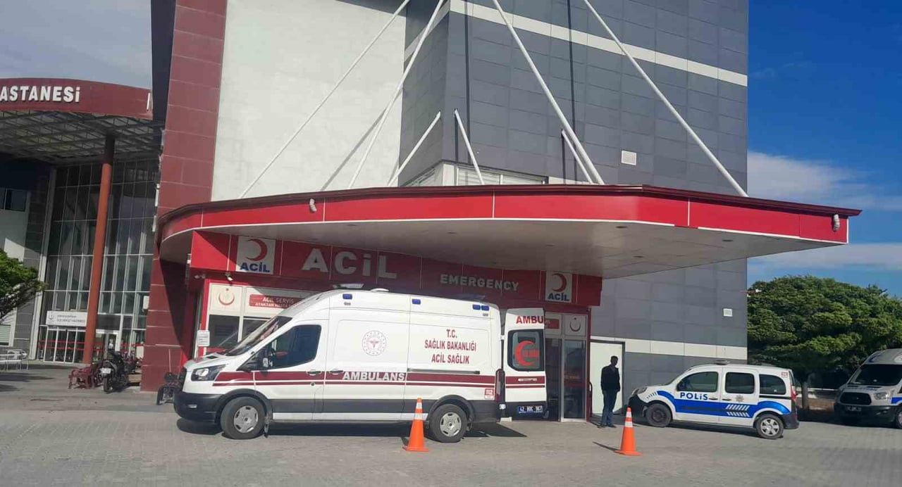YARALI, AMBULANSLA KARAPINAR DEVLET HASTANESİ’NE KALDIRILDI