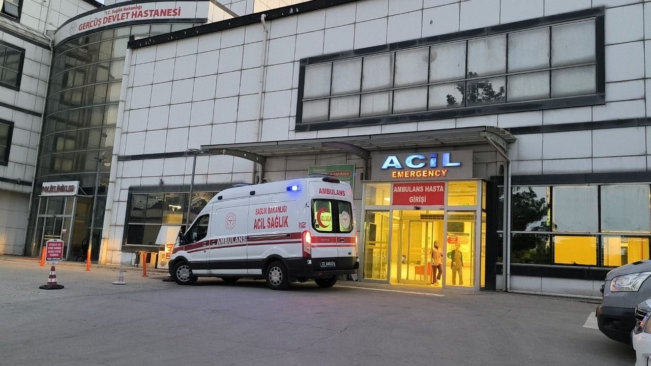 YARALI, BATMAN EĞİTİM VE ARAŞTIRMA HASTANESİNE SEVK EDİLDİ.