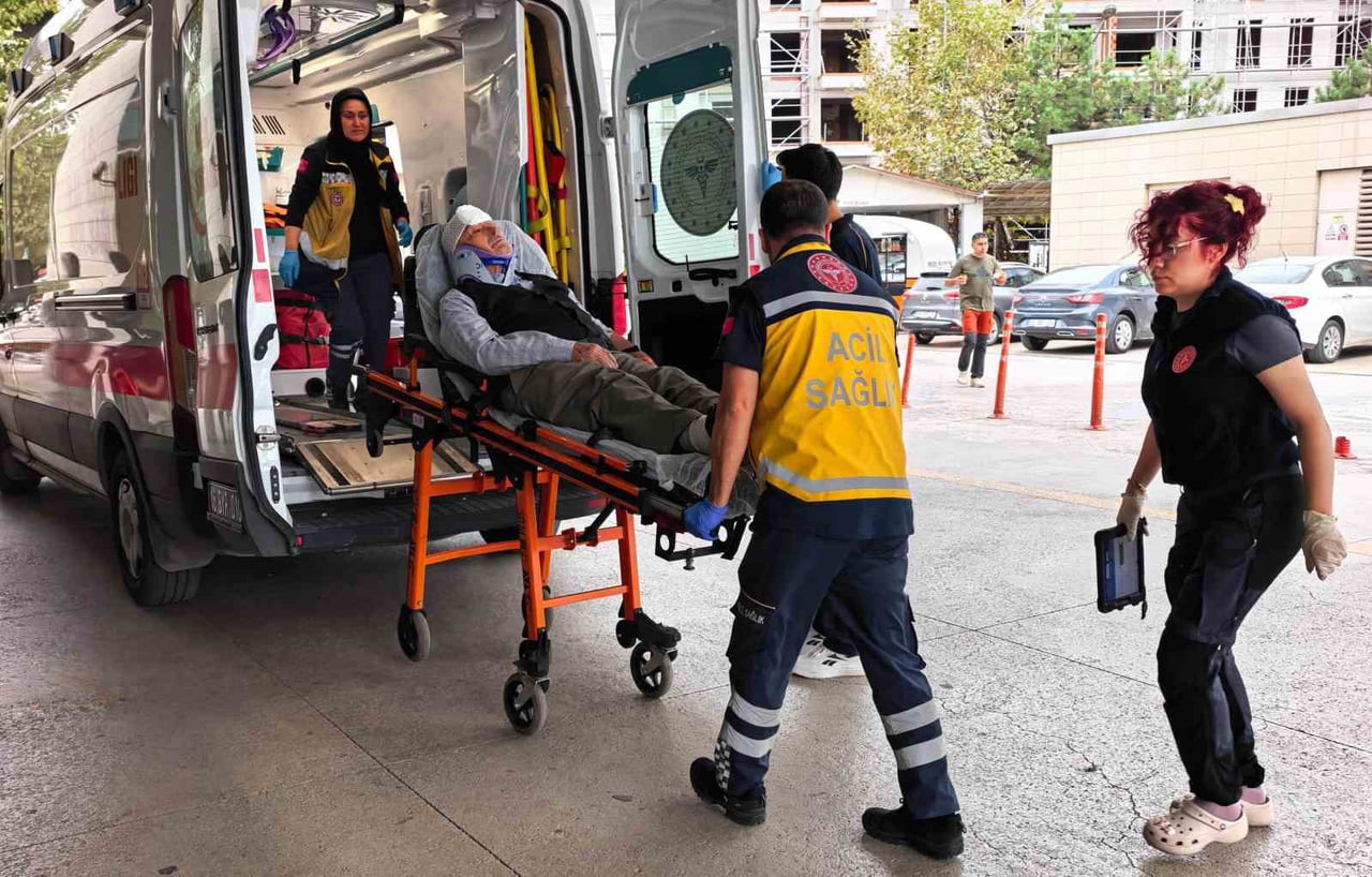 YARALI ÇİFT, AMBULANSLARLA İNEGÖL DEVLET HASTANESİ’NE KALDIRILARAK TEDAVİ ALTINA ALINDI.