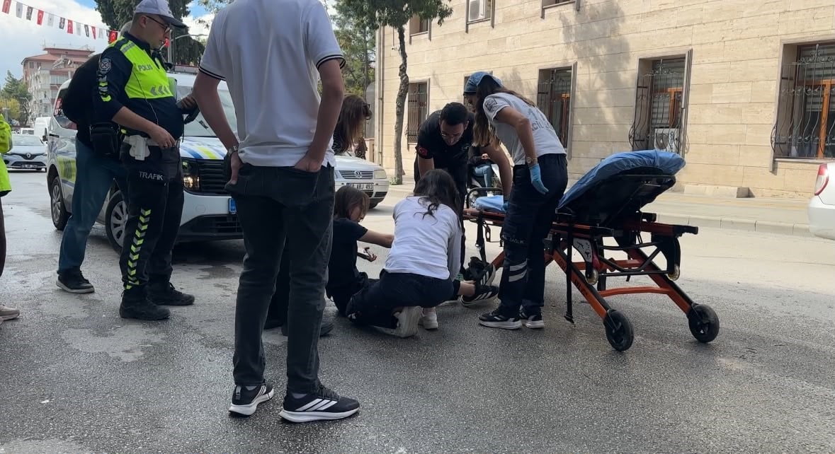 YARALI MOTOSİKLET SÜRÜCÜSÜ, OLAY YERİNDEKİ İLK MÜDAHALESİNİN ARDINDAN AMBULANSLA BURDUR DEVLET...