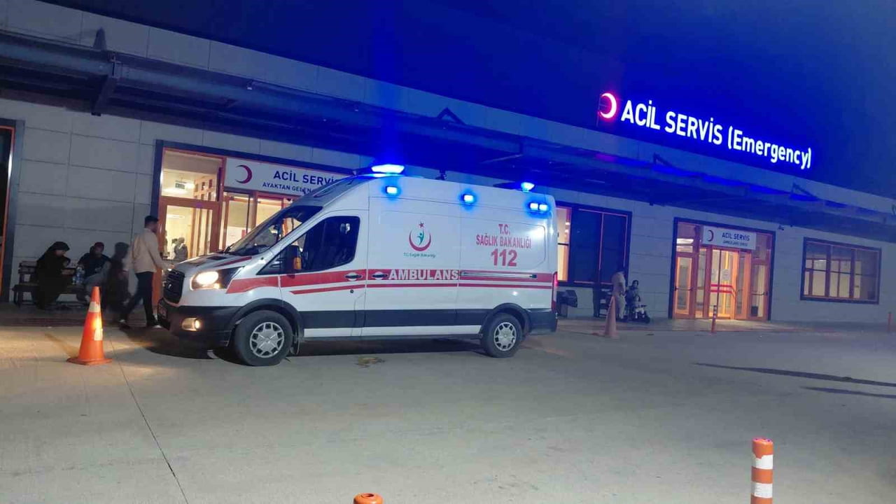 YARALI SÜRÜCÜ, AMBULANSLA DÜZİÇİ DEVLET HASTANESİ’NE KALDIRILARAK TEDAVİ ALTINA ALINDI.