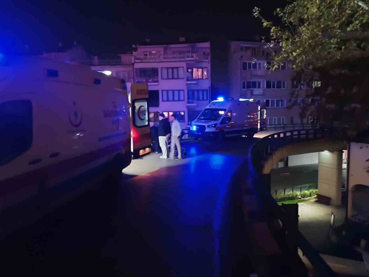YARALILAR, AMBULANSLARLA HASTANEYE KALDIRILARAK TEDAVİ ALTINA ALINDI.