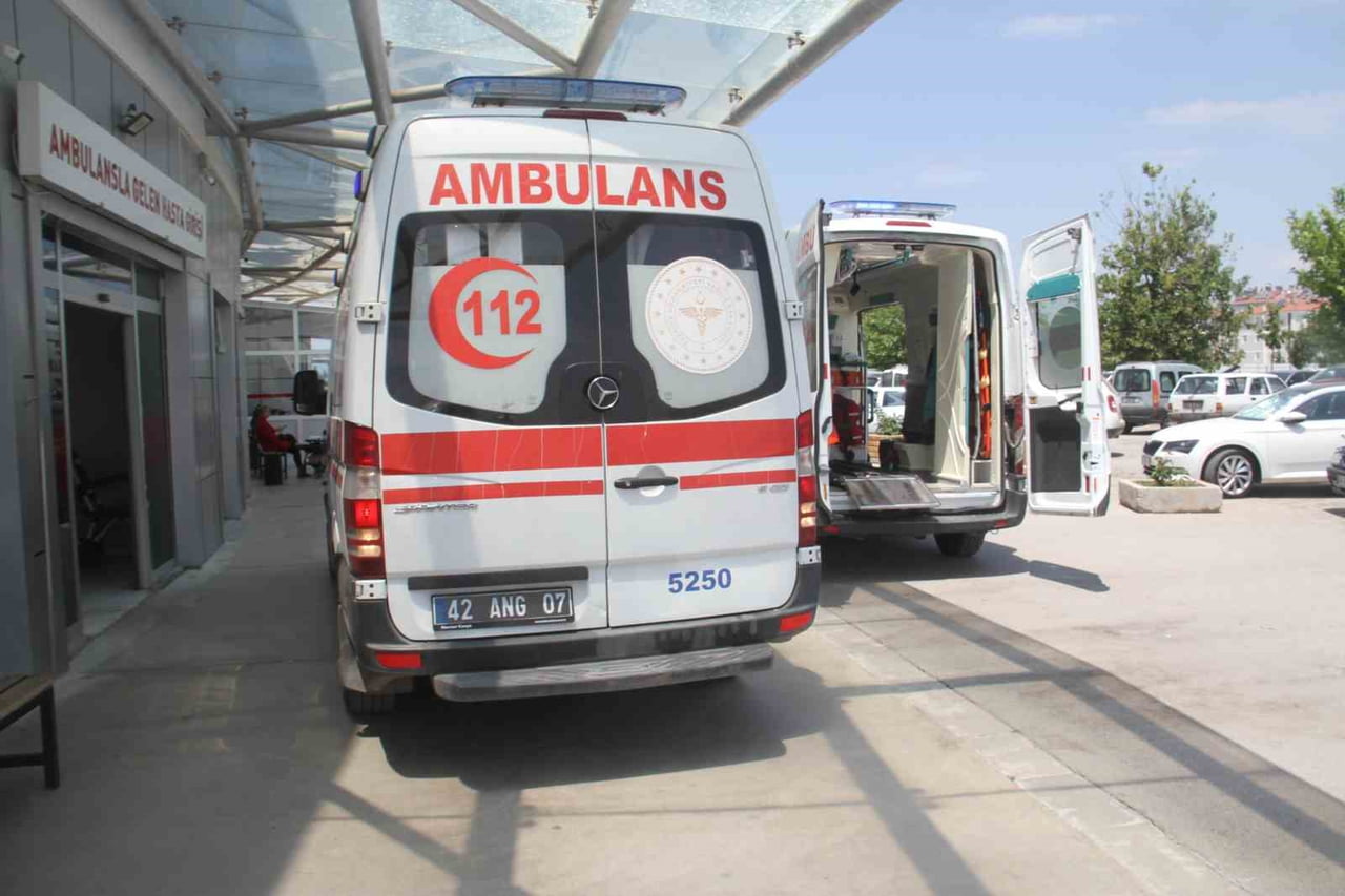 YARALILAR, İLK MÜDAHALELERİNİN ARDINDAN AMBULANSLARLA BEYŞEHİR DEVLET HASTANESİNE KALDIRILDI