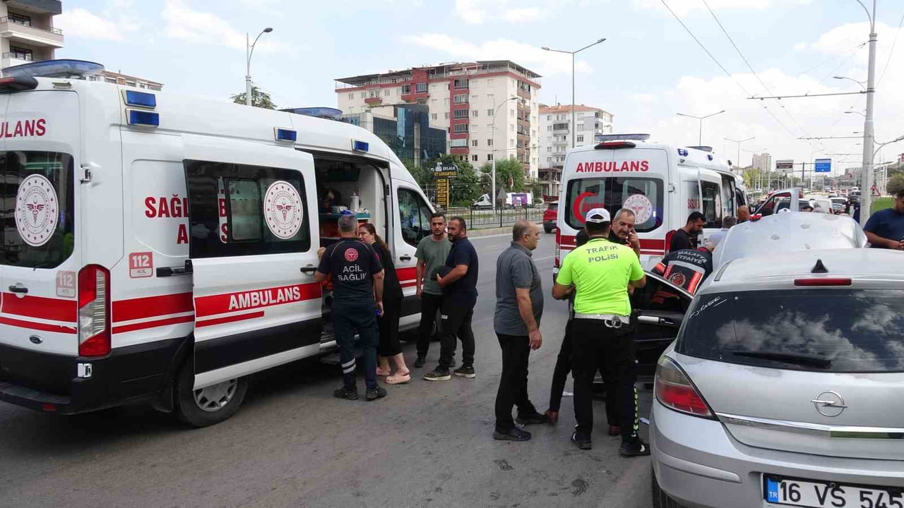 YARALILAR, SAĞLIK EKİPLERİNİN OLAY YERİNDEKİ İLK MÜDAHALESİNİN ARDINDAN AMBULANSLARLA HASTANEYE...
