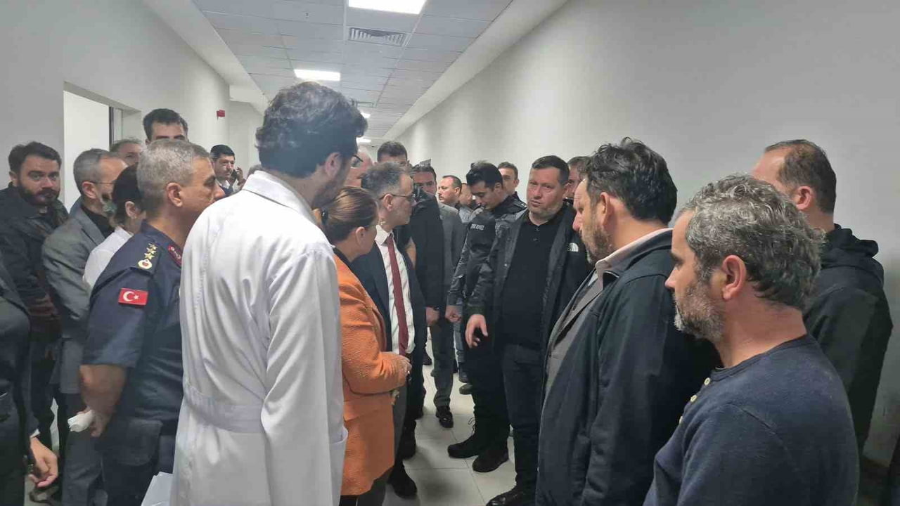 YARALILARI HASTANEDE ZİYARET EDEREK DURUMLARI İLE İLGİLİ BİLGİ ALAN BARTIN VALİSİ NURTAÇ ARSLAN...