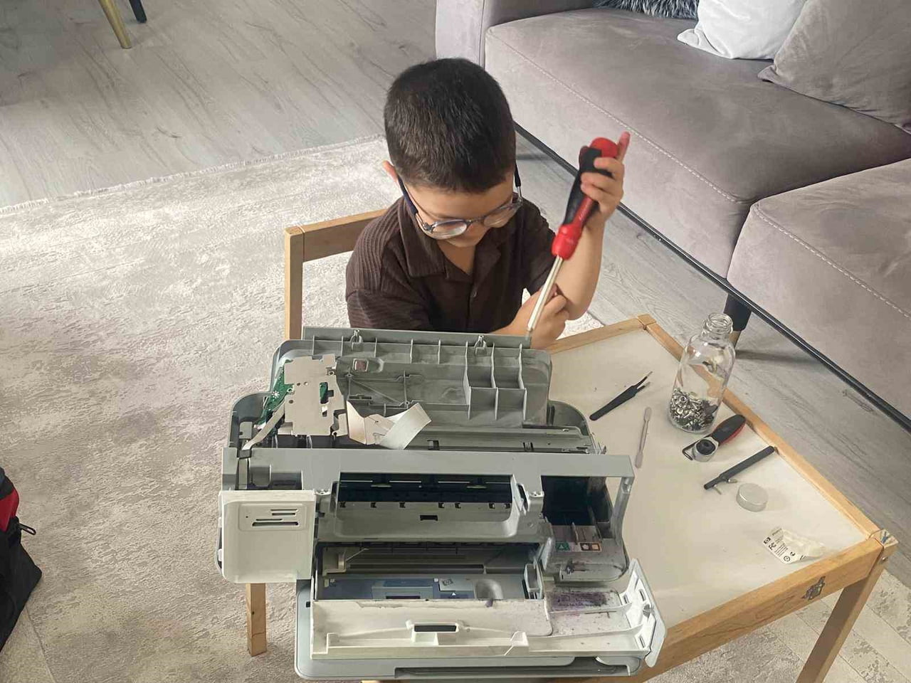 YAŞITLARI OYUNCAKLARLA OYNARKEN 4 YAŞINDAKİ EYMEN IŞILDAR, BİTPAZARINDAN ALINAN ELEKTRONİKLERİ...