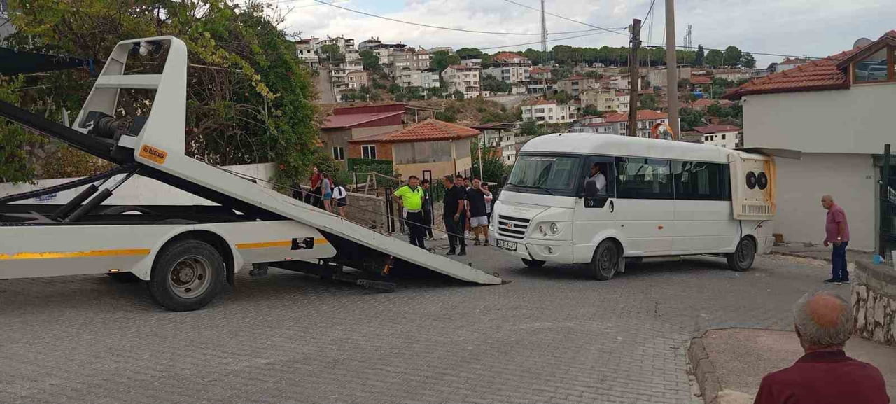 YATAĞAN’DA MİNİBÜS GARAJA ÇARPTI: 4 ÖĞRENCİ YARALANDI