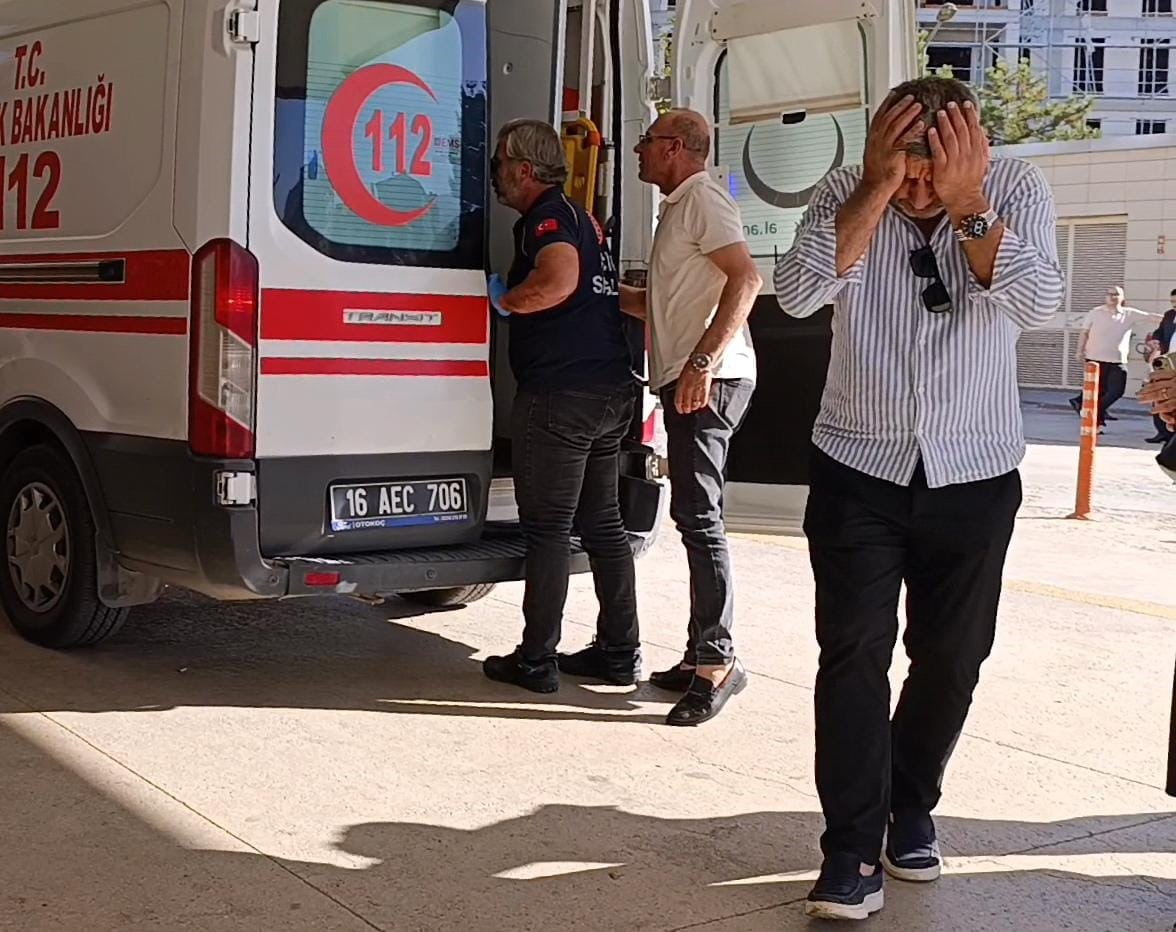 YEĞENİNİ AĞIR YARALI HALDE SEDYE ÜZERİNDE GÖREN AMCA GÜVEN GÖLEN , SAĞLIK EKİPLERİNİN MÜDAHALESİ...