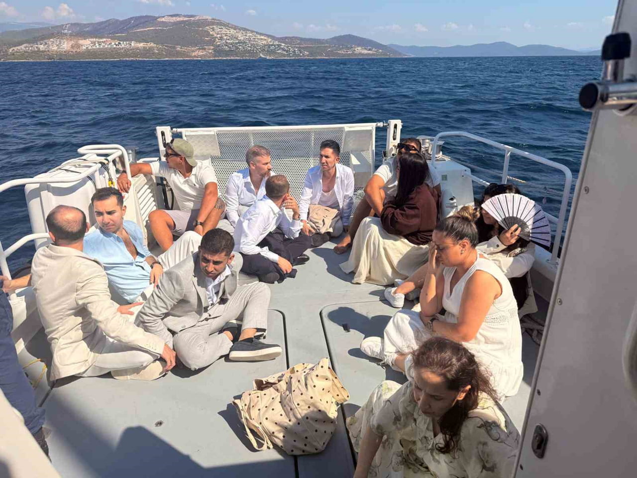 YELKENLİ TEKNEDE DÜZENSİZ GÖÇMENLER VE YABANCI UYRUKLU 2 GÖÇMEN KAÇAKÇISI YAKALANDI