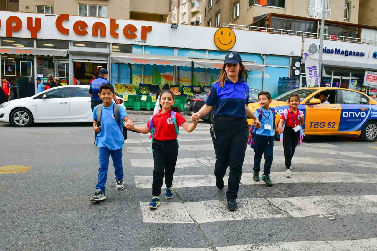 YENİ EĞİTİM ÖĞRETİM YILININ BAŞLAMASIYLA BİRLİKTE KOLLARI SIVAYAN ESENYURT BELEDİYESİ ZABITA...