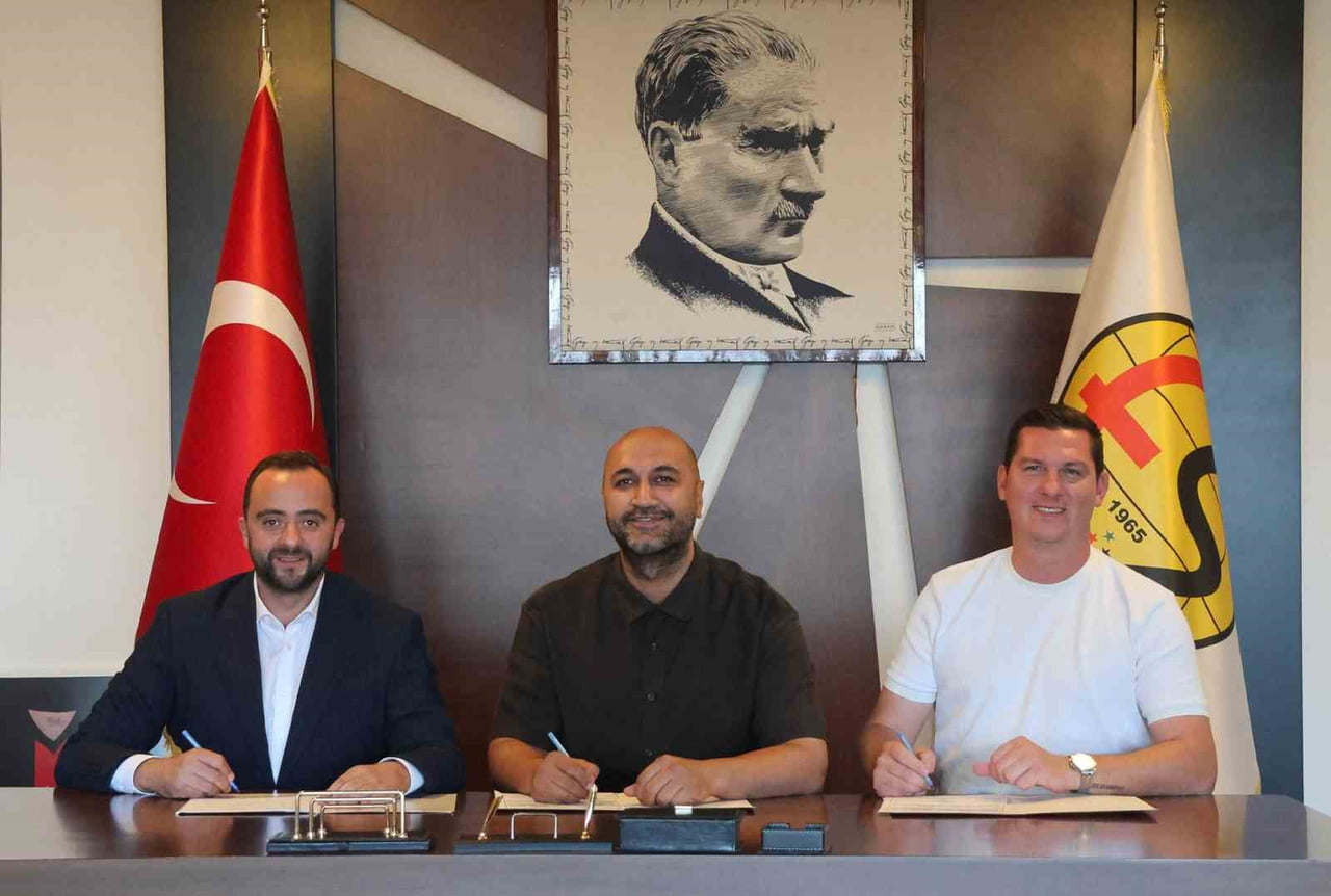 YENİ KURULAN ESKİŞEHİRSPOR BASKETBOL AKADEMİSİ'NİN İMZA TÖRENİ GERÇEKLEŞTİRİLDİ.