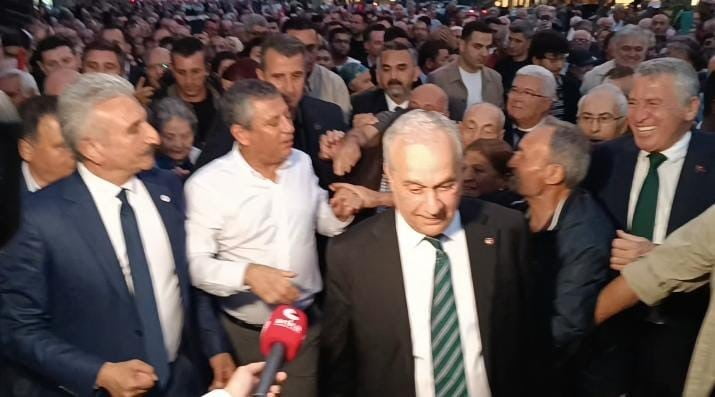 YENİ PARTİ GENEL BAŞKANI ÖZGÜR ÖZEL'İN BURSA PROGRAMINDA YAŞANAN BİR GÖRÜNTÜ SOSYAL MEDYADA GÜNDEM...
