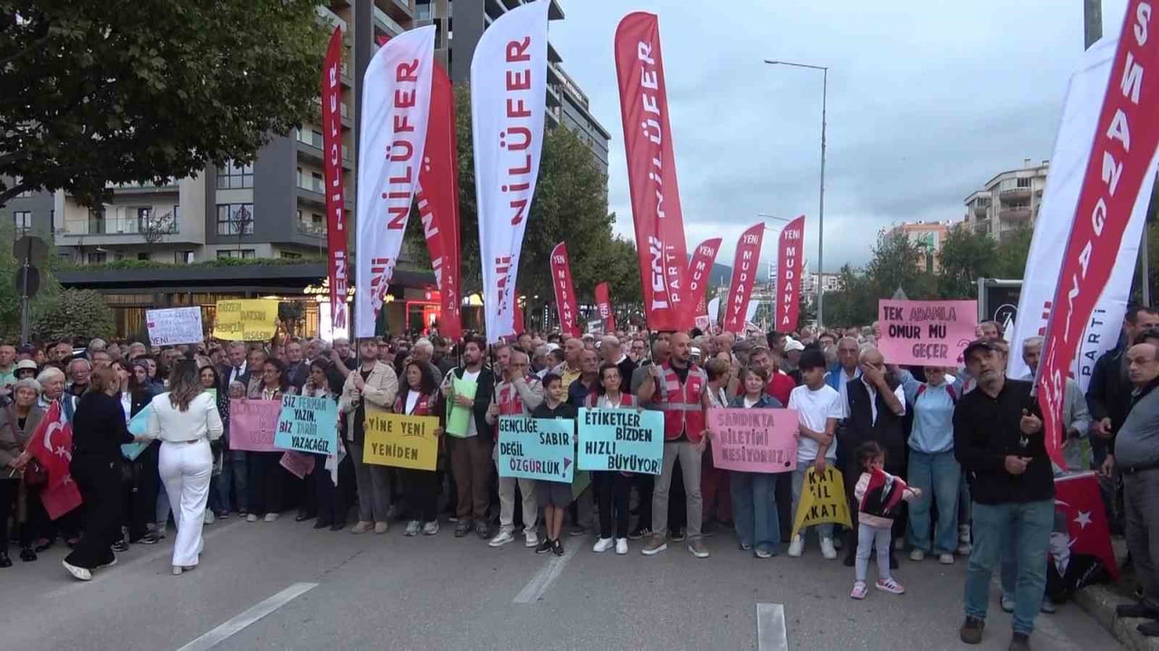 YENİ PARTİ GENEL BAŞKANI ÖZGÜR ÖZEL, BURSA’DA FSM BULVARI’NDA DÜZENLENEN YÜRÜYÜŞTE VATANDAŞLARLA...