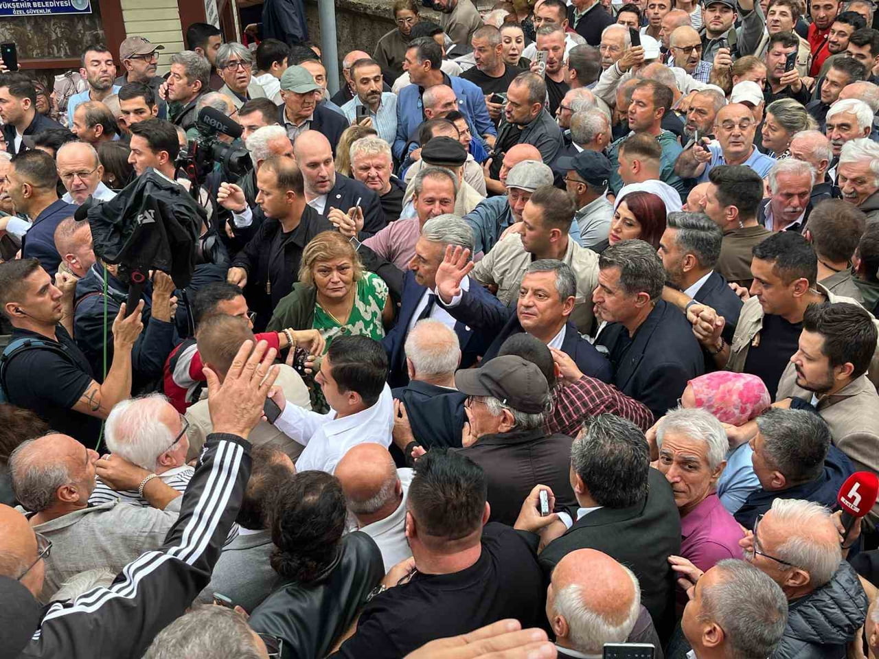 YENİ PARTİ GENEL BAŞKANI ÖZGÜR ÖZEL, BURSA’DAKİ TEMASLARI KAPSAMINDA CUMA NAMAZI ÇIKIŞI...