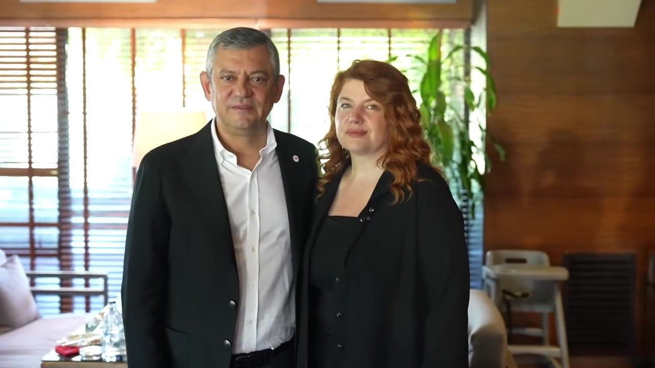 YENİ PARTİ GENEL BAŞKANI ÖZGÜR ÖZEL’İN BURSA PROGRAMINDA YAŞANAN BÖREK İKRAMIYLA İLGİLİ DİKKAT...