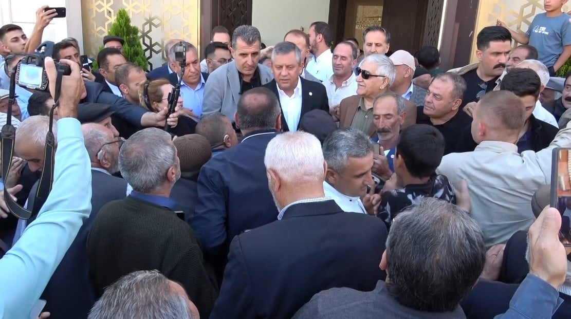 YENİ PARTİ GENEL BAŞKANI ÖZGÜR ÖZEL, KARS'TA ESNAF VE VATANDAŞLARLA BİR ARAYA GELDİ. CUMA NAMAZI...