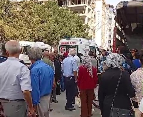 YENİ PARTİ MALATYA MİLLETVEKİLİ VELİ AĞBABA, PAZARDA GERÇEKLEŞTİRDİĞİ PROGRAM SIRASINDA...