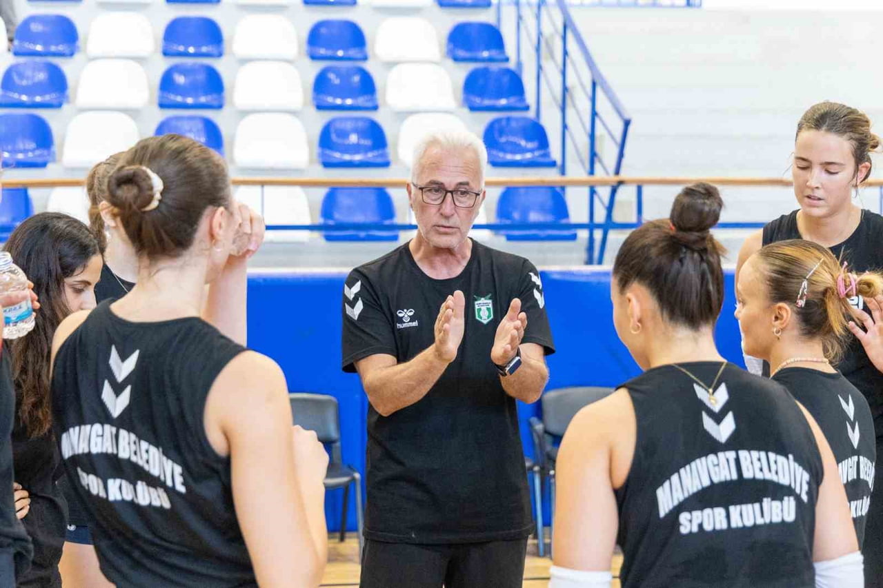 YENİ SEZONA HAZIRLANAN MANAVGAT BELEDİYESPOR KADIN VOLEYBOL TAKIMI, HAZIRLIK MAÇINDA RAKİBİ MEGA...