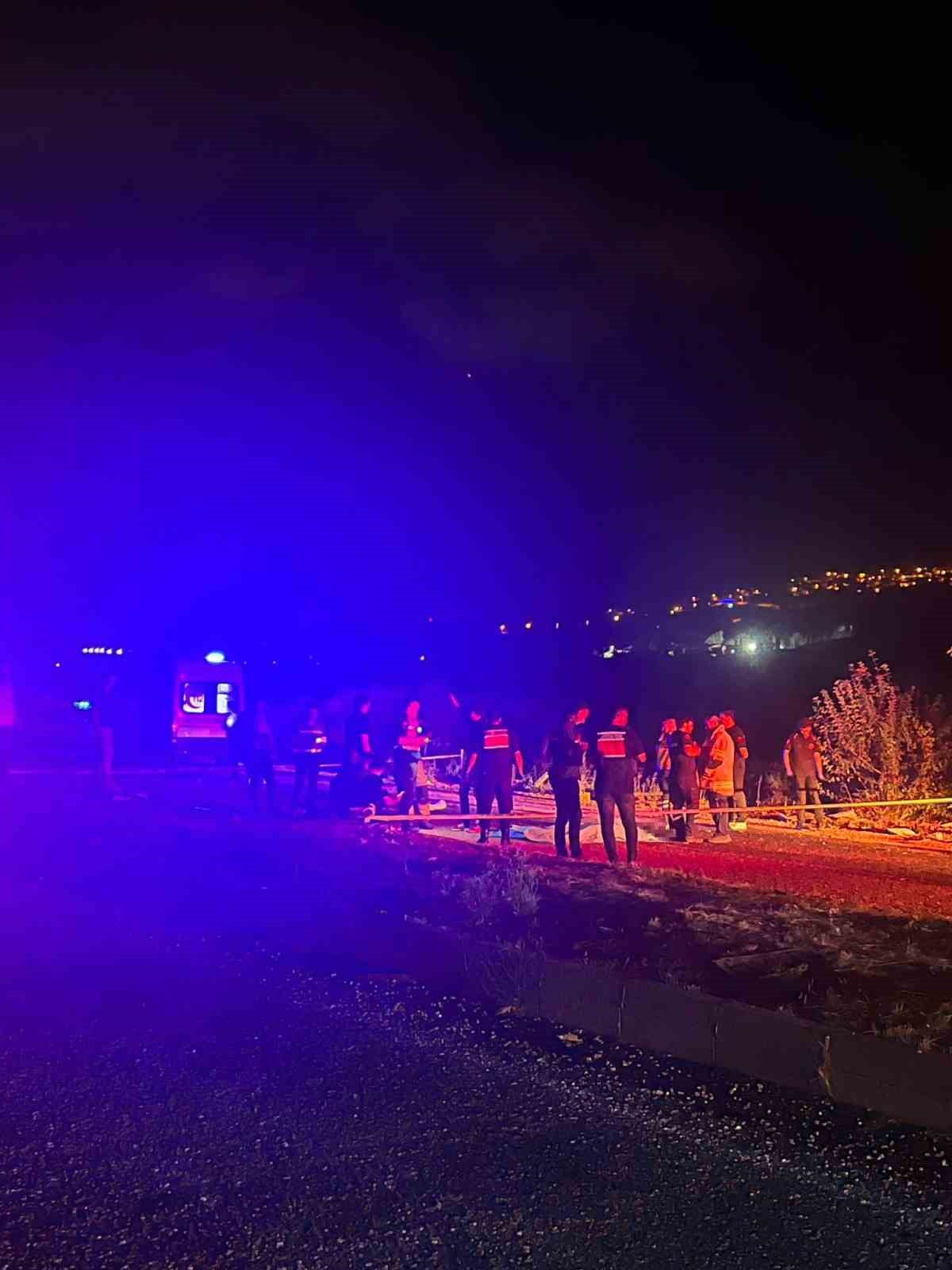 YENİŞEHİR’DE FECİ KAZA: ALKOLLÜ TIR SÜRÜCÜSÜ TERS ŞERİDE GİRİP MOTOSİKLETE ÇARPTI, 2 GENÇ HAYATINI...