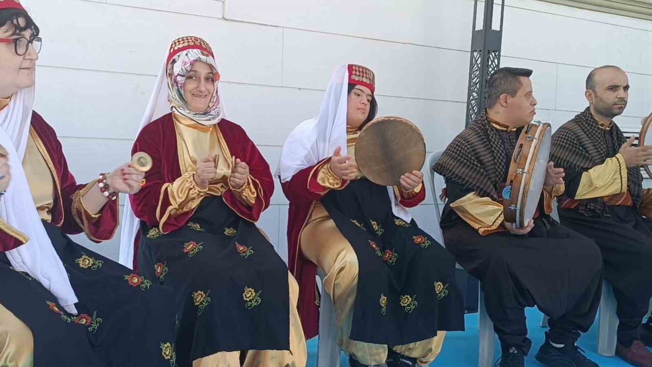 YEREL KIYAFETLER GİYEREK ŞANLIURFA'YA ÖZGÜ TÜRKÜLERİ SESLENDİREN OTİZMLİ ÇOCUKLAR, ÇALDIKLARI...