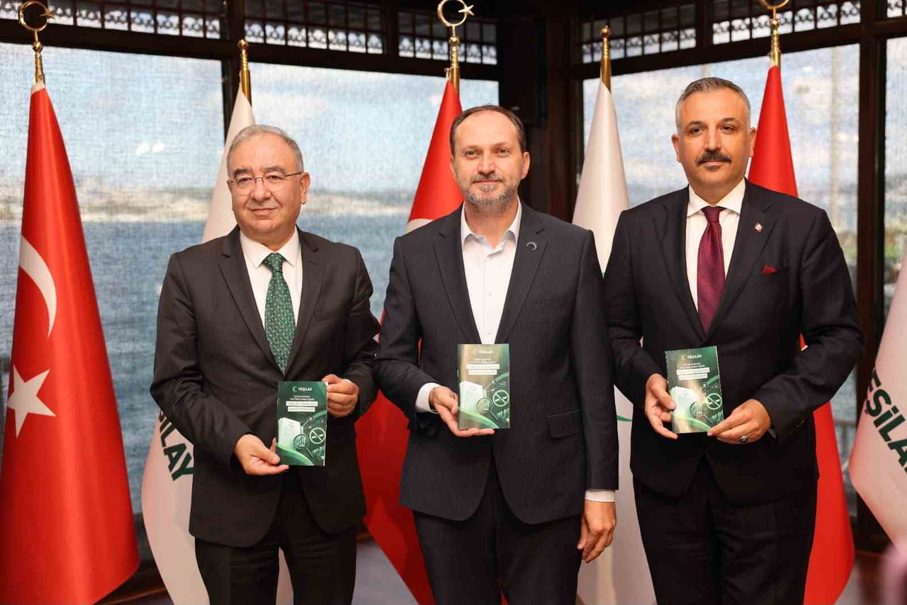 YEŞİLAY BİLİM KURULU ÜYESİ PROF. DR. TOKER ERGÜDER(SOLDA),  YEŞİLAY GENEL BAŞKANI DOÇ. DR. MEHMET...
