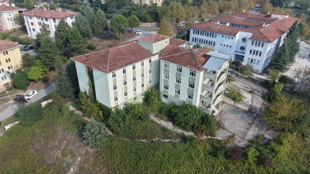 YEŞİLTEPE MAHALLESİNDEKİ ESKİ SAĞLIK MESLEK LİSESİ
