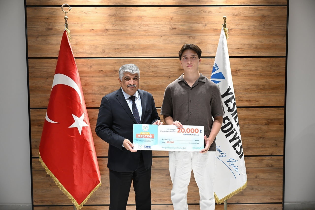 YEŞİLYURT BELEDİYESİ’NDEN YKS DERECESİ YAPAN 31 ÖĞRENCİYE BAŞARI ÖDÜLÜ