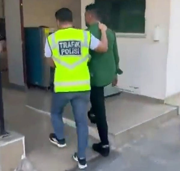YOLU TRAFİĞE KAPATARAK DRİFT ATAN BMW MARKA LÜKS ARACIN SÜRÜCÜSÜNE 186 BİN TL CEZAİ İŞLEM...