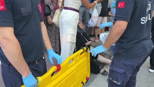 Yolun karşısına geçmeye çalışan yaşlı kadın ve torununa otomobil çarptı, sürücü...