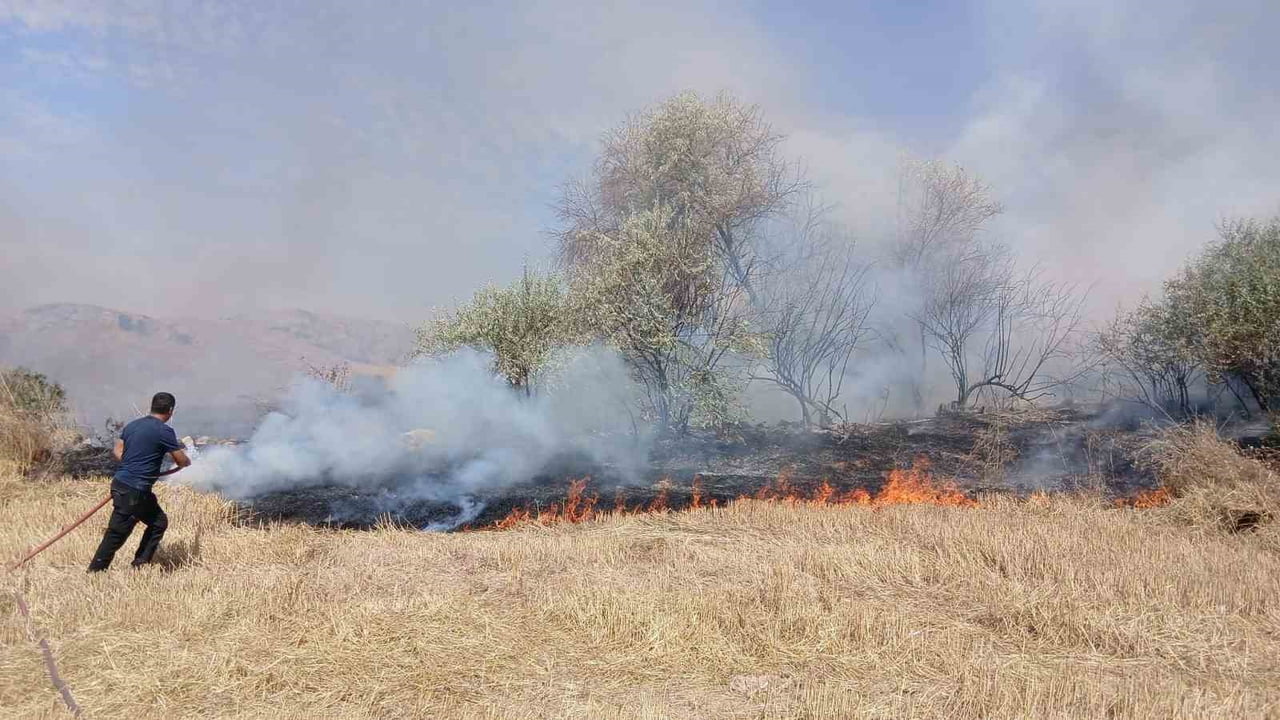YOZGAT'IN SARAYKENT İLÇESİNDE ANIZ ATEŞİ YANGINA NEDEN OLURKEN, 150 DÖNÜM OTLUK ALAN YANDI.