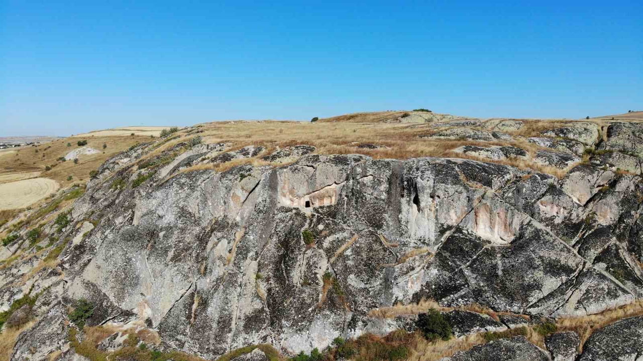 YOZGAT'IN SARAYKENT İLÇESİNDEKİ DİVANLI KAYALIKLARI KAT KAT GÖRÜNTÜSÜ VE GÖRKEMLİ YAPISIYLA...