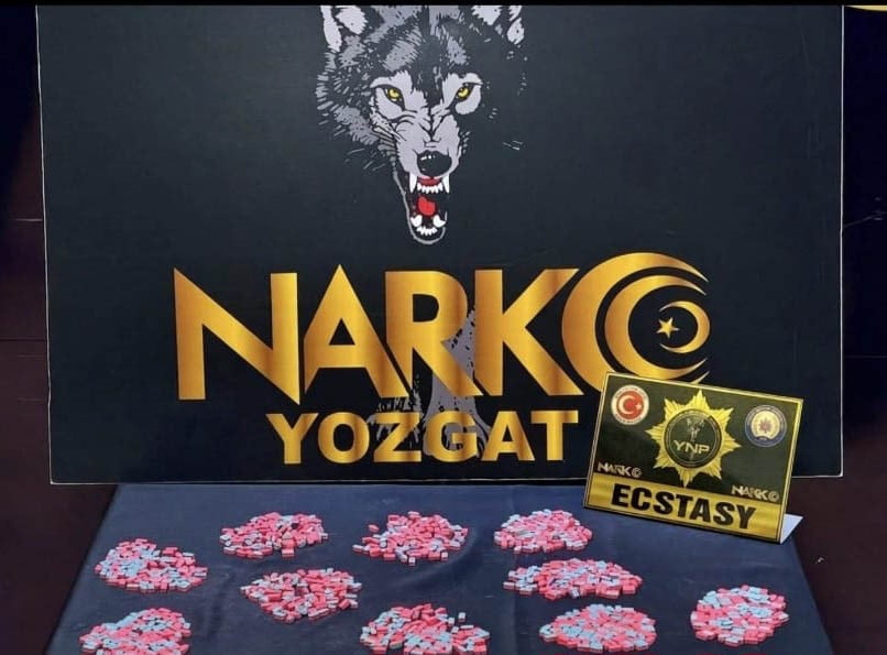 YOZGAT'TA DÜZENLENEN UYUŞTURUCU OPERASYONUNDA 985 ADET SENTETİK ECZA HAP ELE GEÇİRİLDİ.