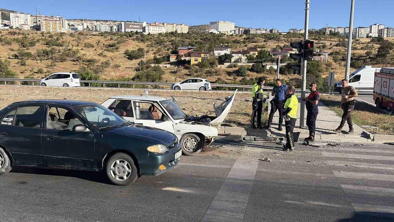 YOZGAT'TA MEYDANA GELEN TRAFİK KAZASINDA  6 KİŞİ YARALANDI.