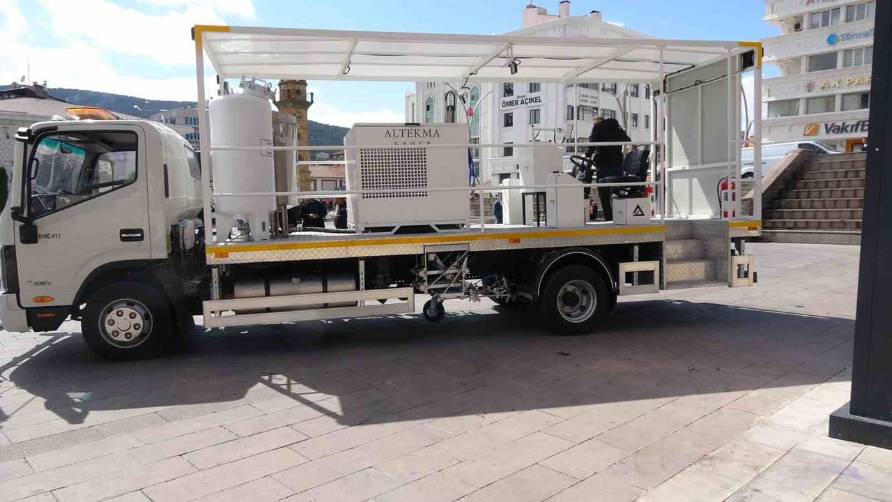 YOZGAT BELEDİYESİ, ARAÇ FİLOSUNU YENİ BİR YOL ÇİZGİ ARACIYLA GÜÇLENDİRDİ. -