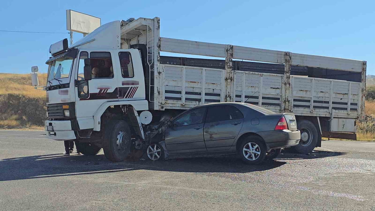 YOZGAT’TA OTOMOBİL İLE KAMYONUN ÇARPIŞMASI SONUCU 1 KİŞİ YARALANDI.