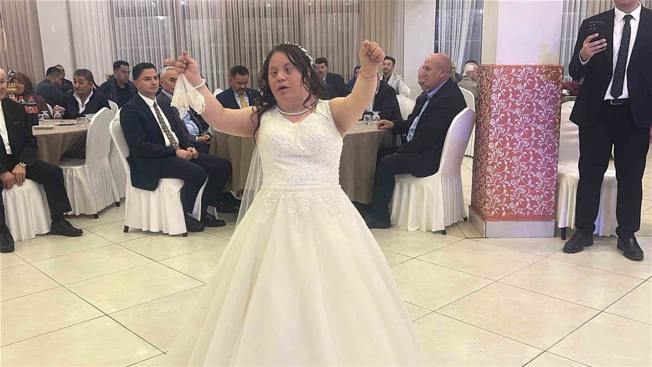 YOZGAT’TA YAŞAYAN 22 YAŞINDAKİ DOWN SENDROMLU YAĞMUR’UN GELİNLİK GİYME HAYALİ AİLESİNİN...