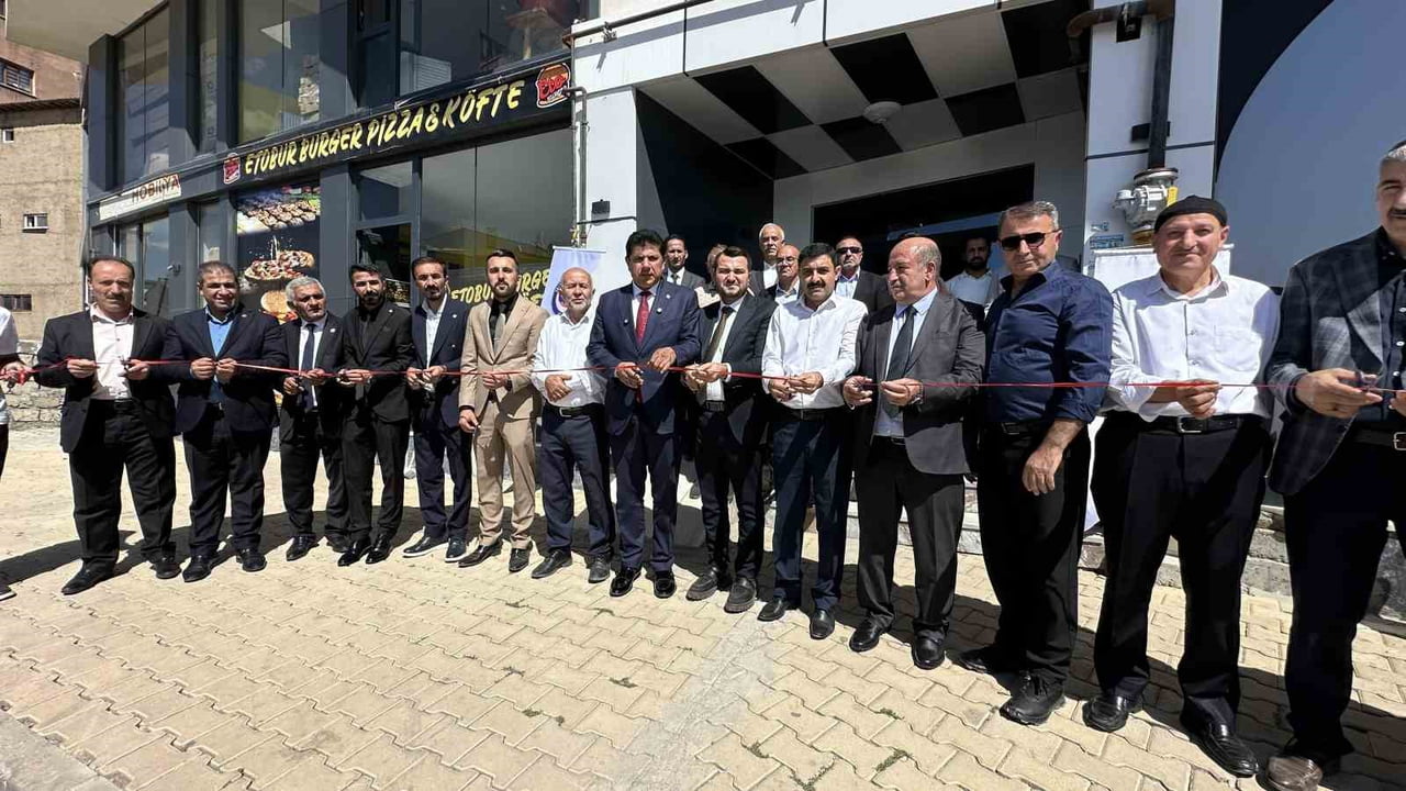 YÜKSEKOVA'DAKİ AÇILIŞ PROGRAMINA DİVA-SEN GENEL BAŞKANI OSMAN TAŞCI, GENEL BAŞKAN YARDIMCILARI...