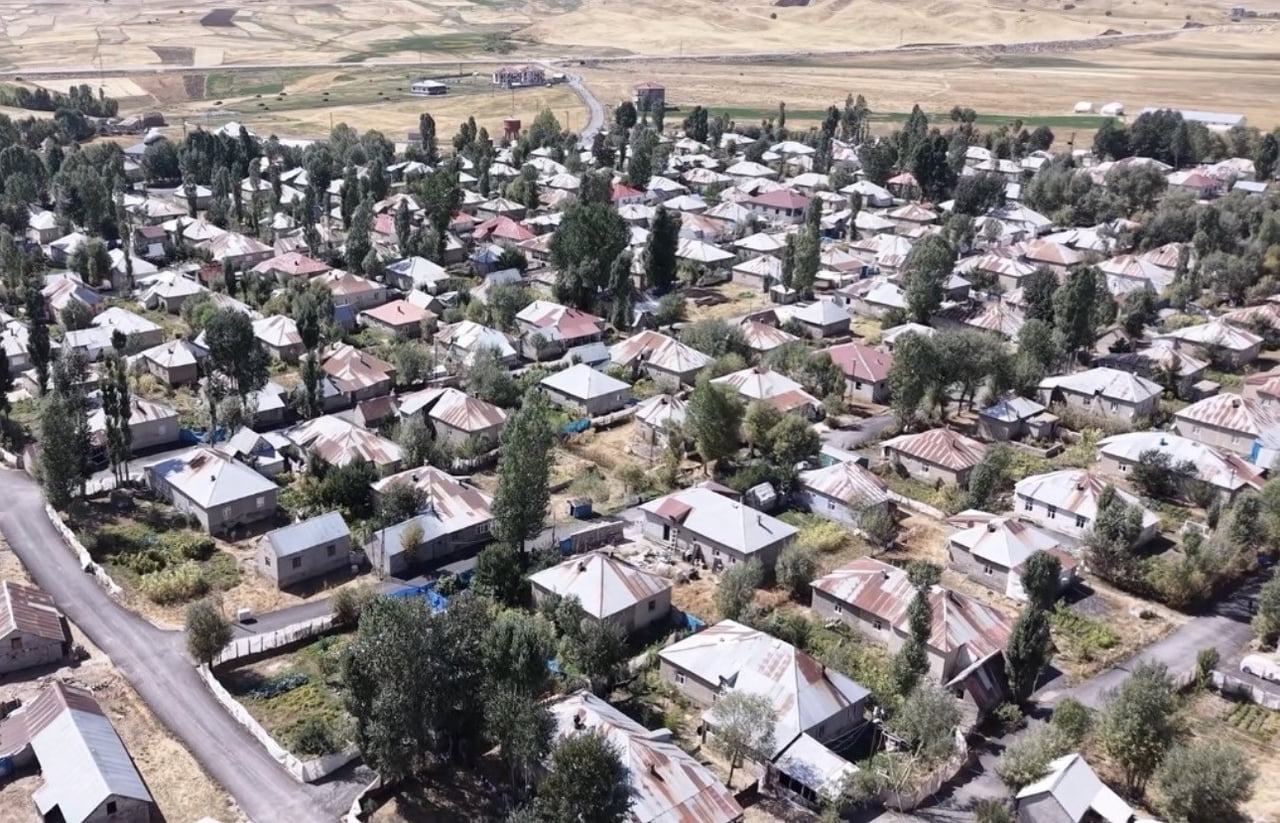 YÜKSEKOVA İLÇESİNE 15 KİLOMETRE MESAFEDE BULUNAN 220 HANELİ DOĞANLI KÖYÜNÜN DÜZENLİ YERLEŞİM PLANI...
