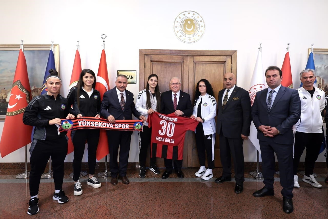 YÜKSEKOVA SPOR KADIN FUTBOL TAKIMI, MİLLİ SAVUNMA BAKANI YAŞAR GÜLER’İ BAKANLIKTA ZİYARET...