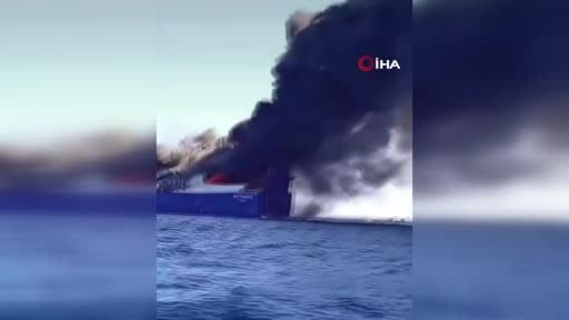 Yunanistan'ın ünlü adası Mikonos açıklarında bir kargo gemisinde yangın çıktı. Gemideki 29 kişi...
