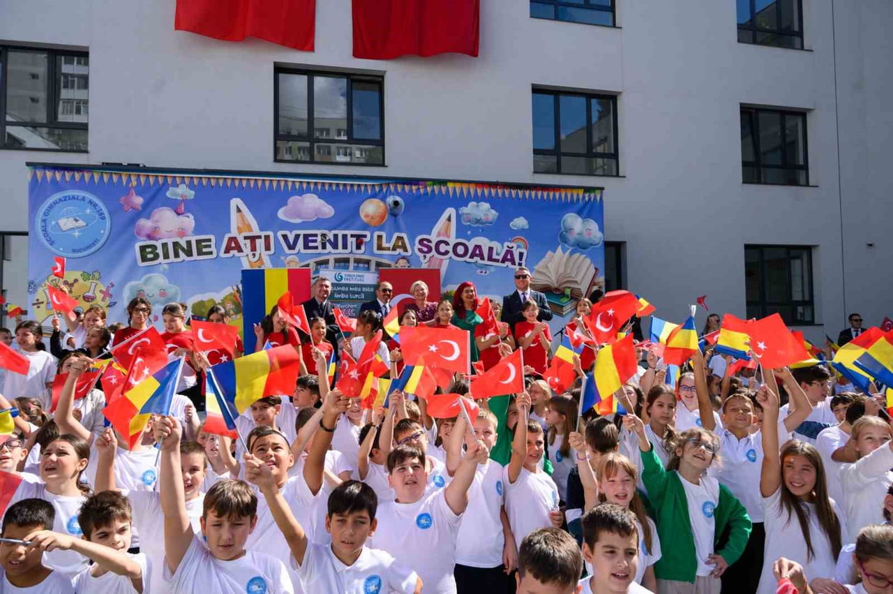 YUNUS EMRE ENSTİTÜSÜNÜN ROMANYA DEVLET OKULLARINDA TÜRKÇEYİ ÖĞRENCİLERLE BULUŞTURDUĞU TERCİHİM...