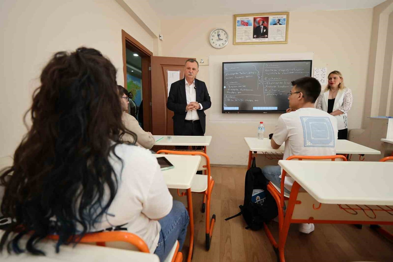 YUNUSEMRE BELEDİYE BAŞKANI SEMİH BALABAN, 2026-2027 EĞİTİM ÖĞRETİM YILININ BAŞLAMASI DOLAYISIYLA...
