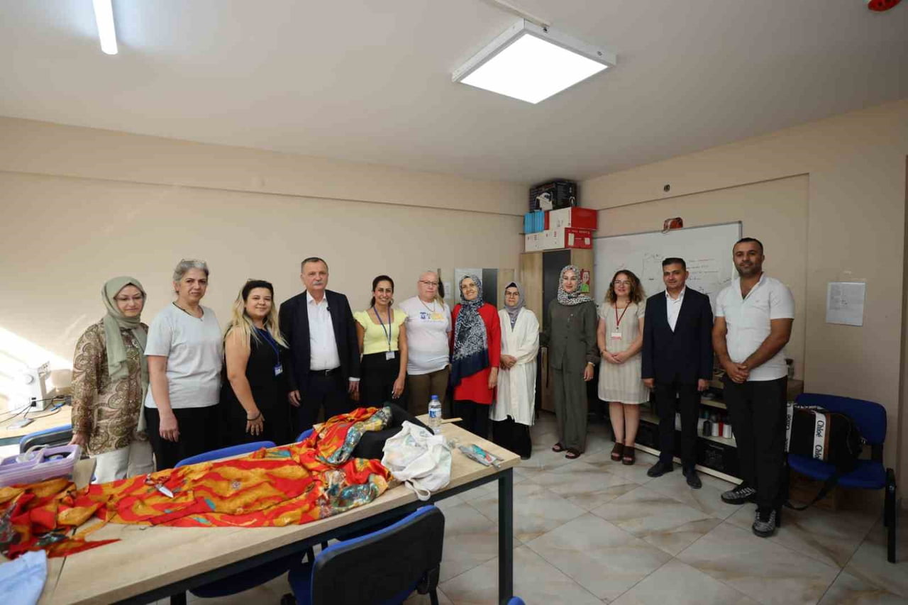 YUNUSEMRE BELEDİYE BAŞKANI SEMİH BALABAN, BELEDİYE BÜNYESİNDE FAALİYET GÖSTEREN KADIN DAYANIŞMA VE...