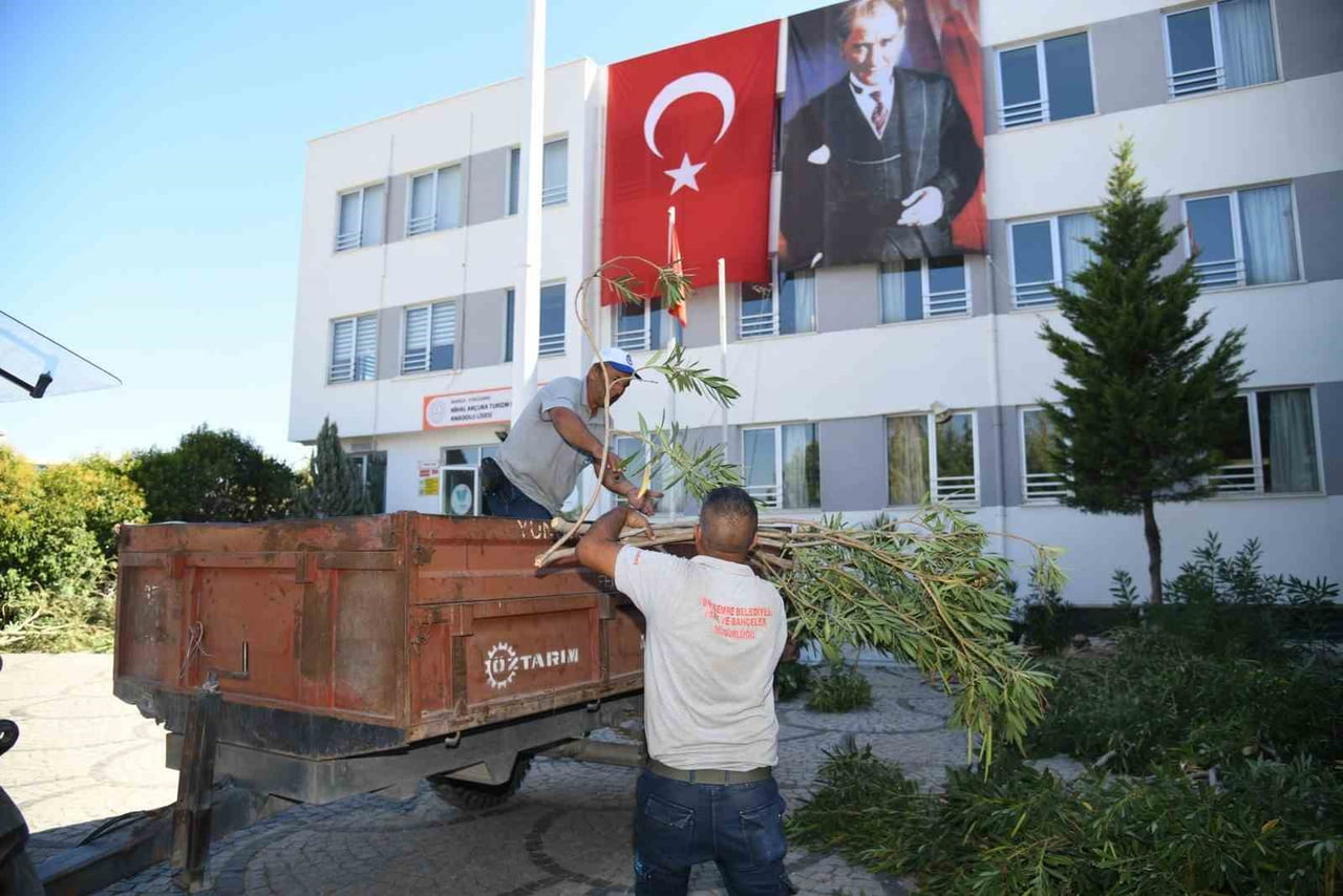 YUNUSEMRE BELEDİYESİ, YENİ EĞİTİM VE ÖĞRETİM YILI ÖNCESİNDE İLÇE GENELİNDEKİ OKUL BAHÇELERİNDE...