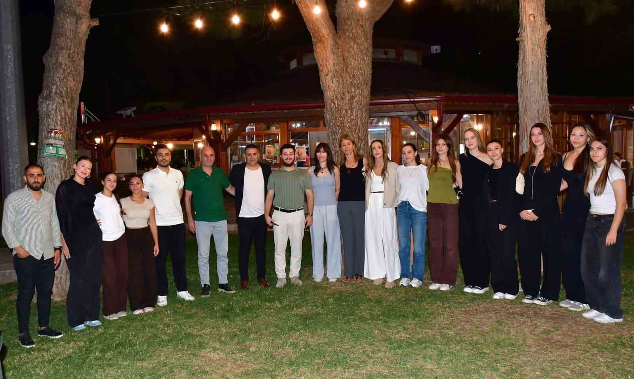 YUNUSEMRE BELEDİYESPOR, KADINLAR VOLEYBOL 2. LİG'DE HEDEFİNİ BÜYÜTTÜ. GENÇ VE TECRÜBELİ İSİMLERDEN...