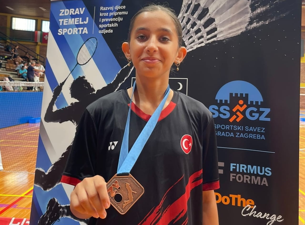 YUNUSEMRE BELEDİYESPOR’UN GENÇ BADMİNTONCUSU IRMAK DENKTAŞ, HIRVATİSTAN’DA DÜZENLENEN YOUTH OPEN...